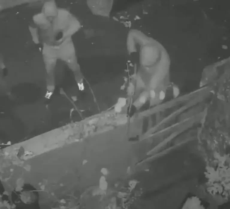 Shocking footage shows moment armed thugs corner victim in alleyway then shoot him in the face Shocking footage shows moment armed thugs corner victim in alleyway then shoot him in the face