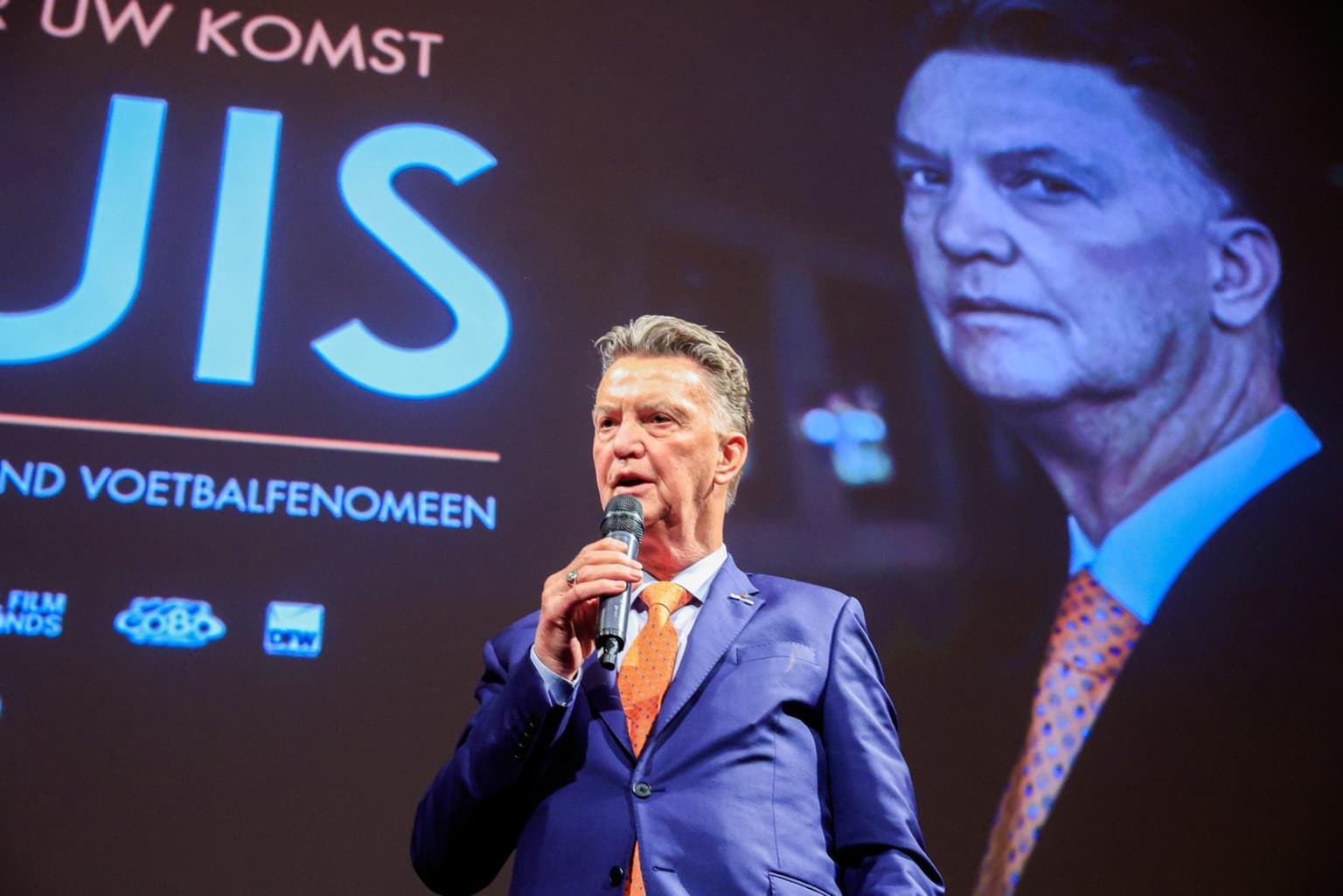 Louis Van Gaal provides latest update on cancer treatment
