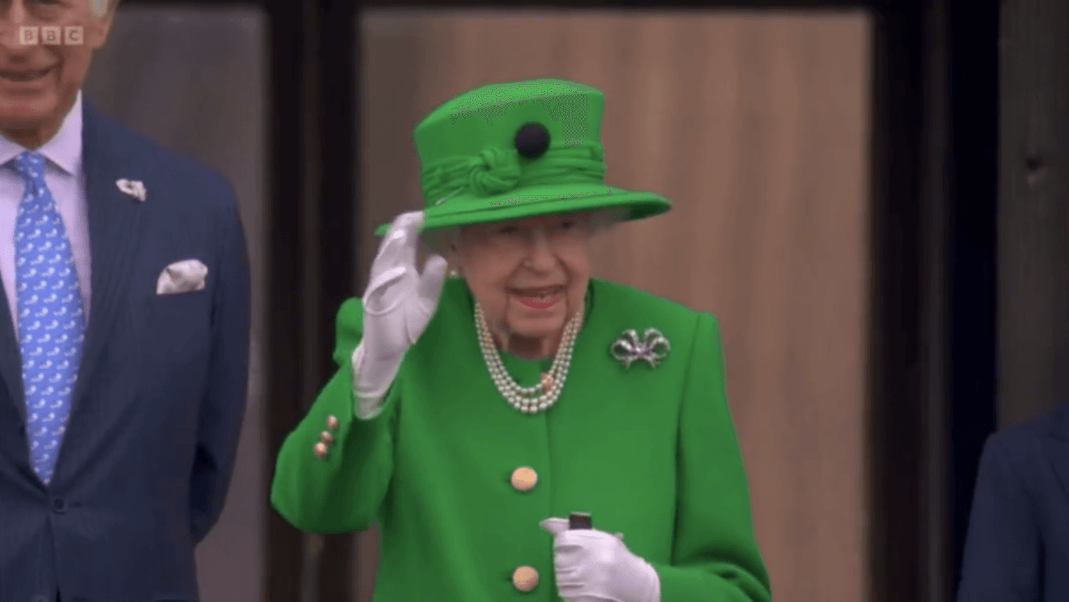The Queen smiles and waves to crowds on Buckingham Palace balcony as Jubilee weekend ends