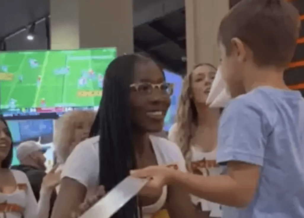 Kid treated to Hooters trip for his 5th birthday and people are divided