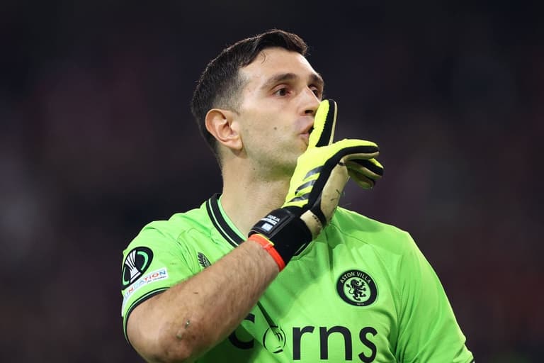 Emiliano Martinez set for Chelsea medical after £7.5m fee agreed with Aston Villa Emiliano Martinez set for Chelsea medical after £7.5m fee agreed with Aston Villa