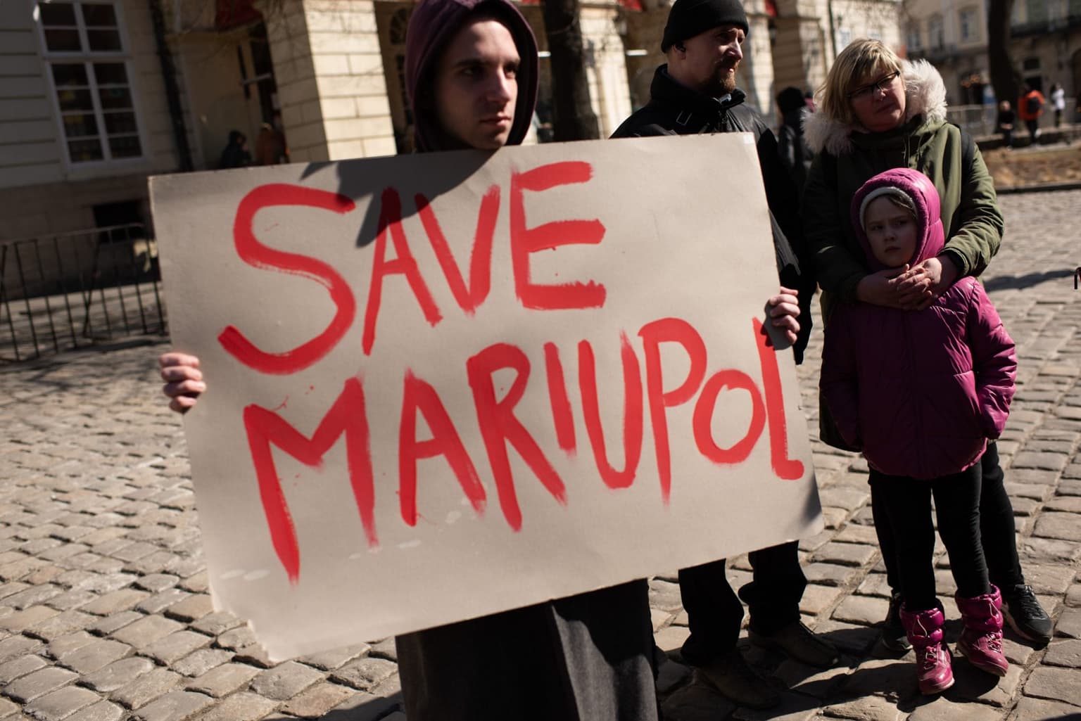 School sheltering 400 Ukrainian people reduced to rubble by Russian forces