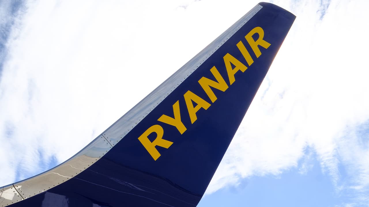 Ryanair troll Spurs with Arsenal chant after Antonio Conte spotted on flight