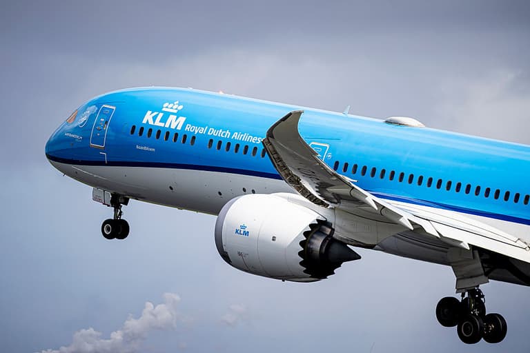 Flight attendant in hospital after contact with hantavirus cruise ship passenger Flight attendant in hospital after contact with hantavirus cruise ship passenger