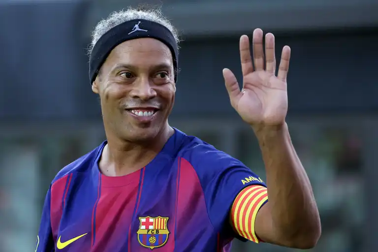Ronaldinho ‘comes out of retirement’ to sign for Italian football club Ronaldinho ‘comes out of retirement’ to sign for Italian football club