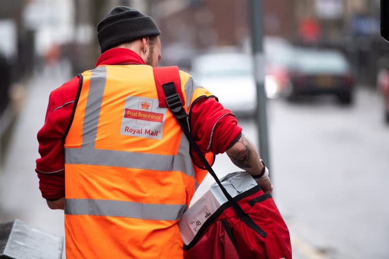 Royal Mail ‘wait 10 minutes’ safety rule could affect deliveries to millions of UK homes Royal Mail ‘wait 10 minutes’ safety rule could affect deliveries to millions of UK homes
