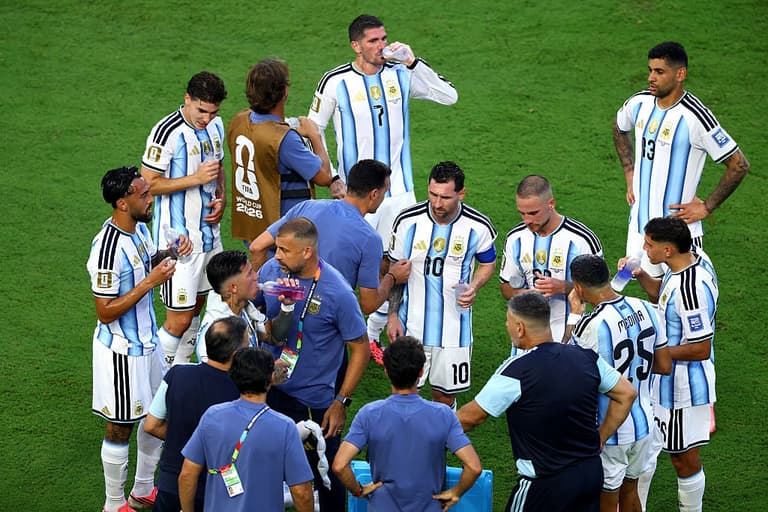 Argentina ‘considering two changes’ for England match as Lionel Messi sparks concern Argentina ‘considering two changes’ for England match as Lionel Messi sparks concern