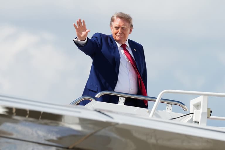 Donald Trump ‘forced to hide in catering cart’ in secret plane swap after assassination threat Donald Trump ‘forced to hide in catering cart’ in secret plane swap after assassination threat