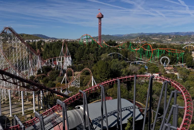 Man dies after horror fall from rollercoaster at US theme park Man dies after horror fall from rollercoaster at US theme park