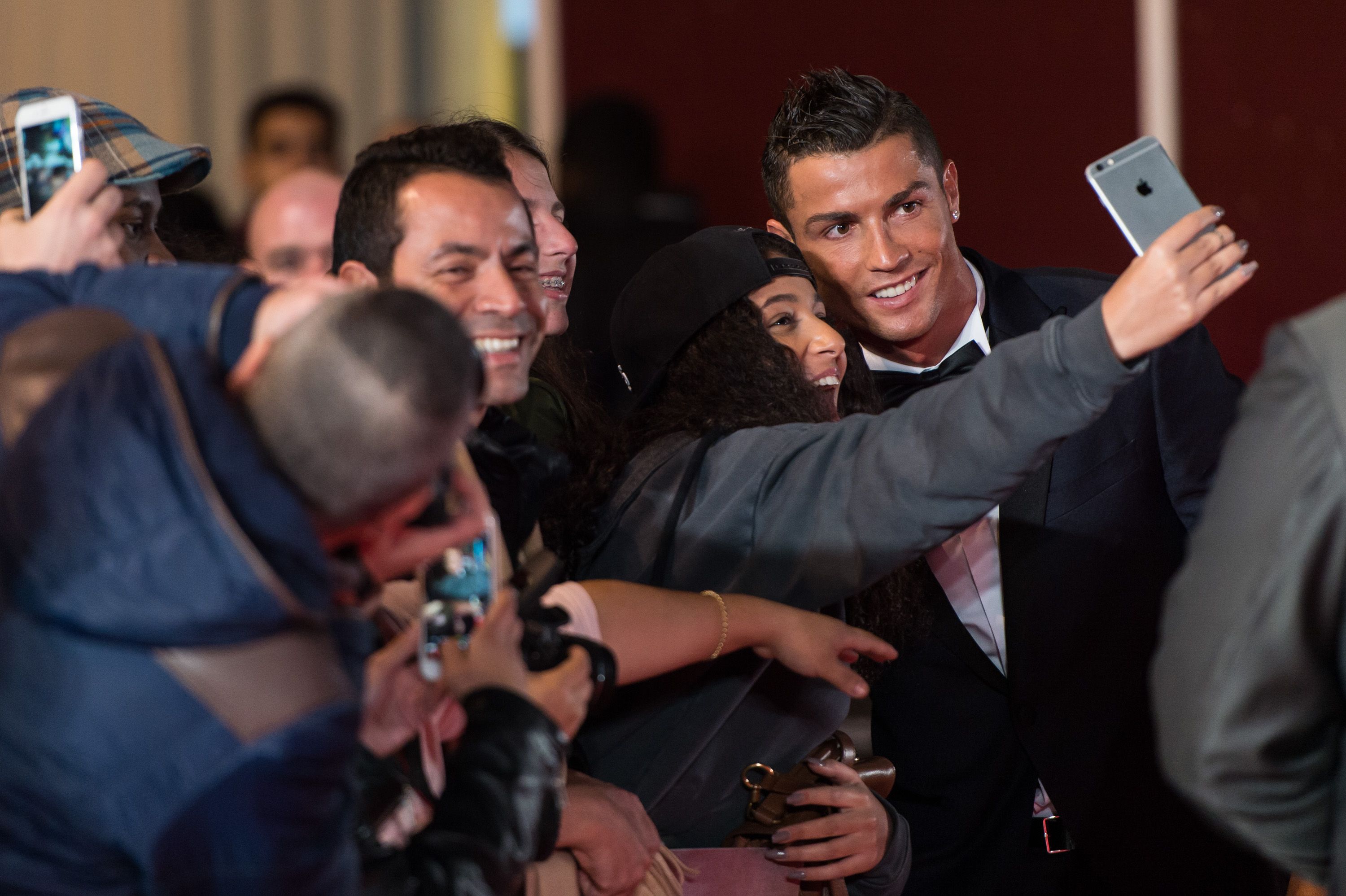 Cristiano Ronaldo Shows Ruthless Efficiency When Taking Selfies With Fans Video Uk 