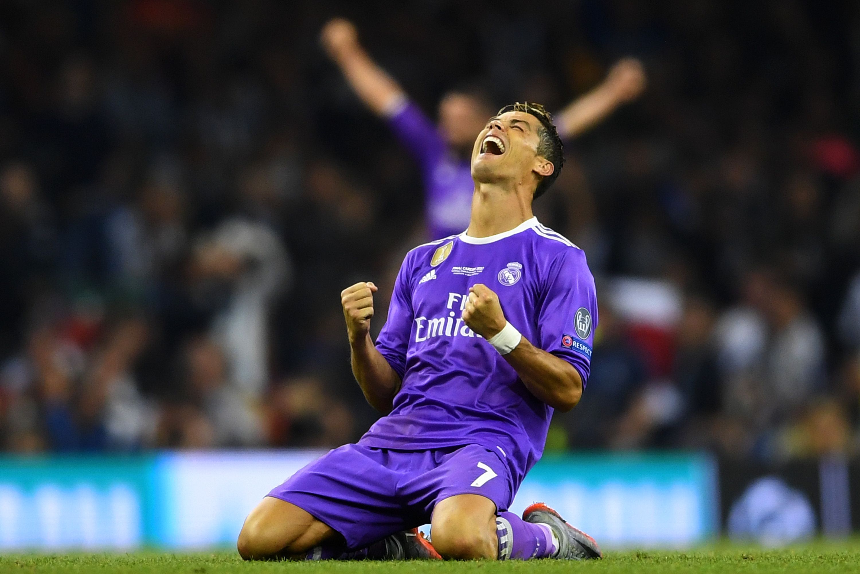 Zinedine Zidane of Real Madrid running with the ball during the UEFA  News Photo - Getty Images