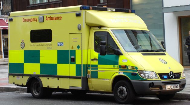 Paramedics shocked by jaw-dropping note left on ambulance windscreen ...