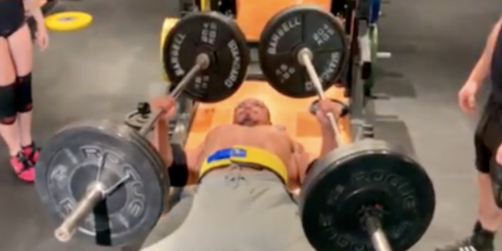 tent Polijsten storm Powerlifter Larry Wheels bench presses with a staggering 110kg barbell in  each hand