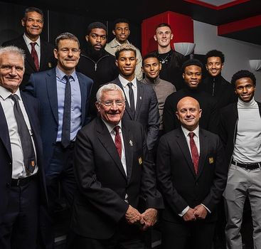 Rashford receives signed shirt from Manchester United legend Beckham