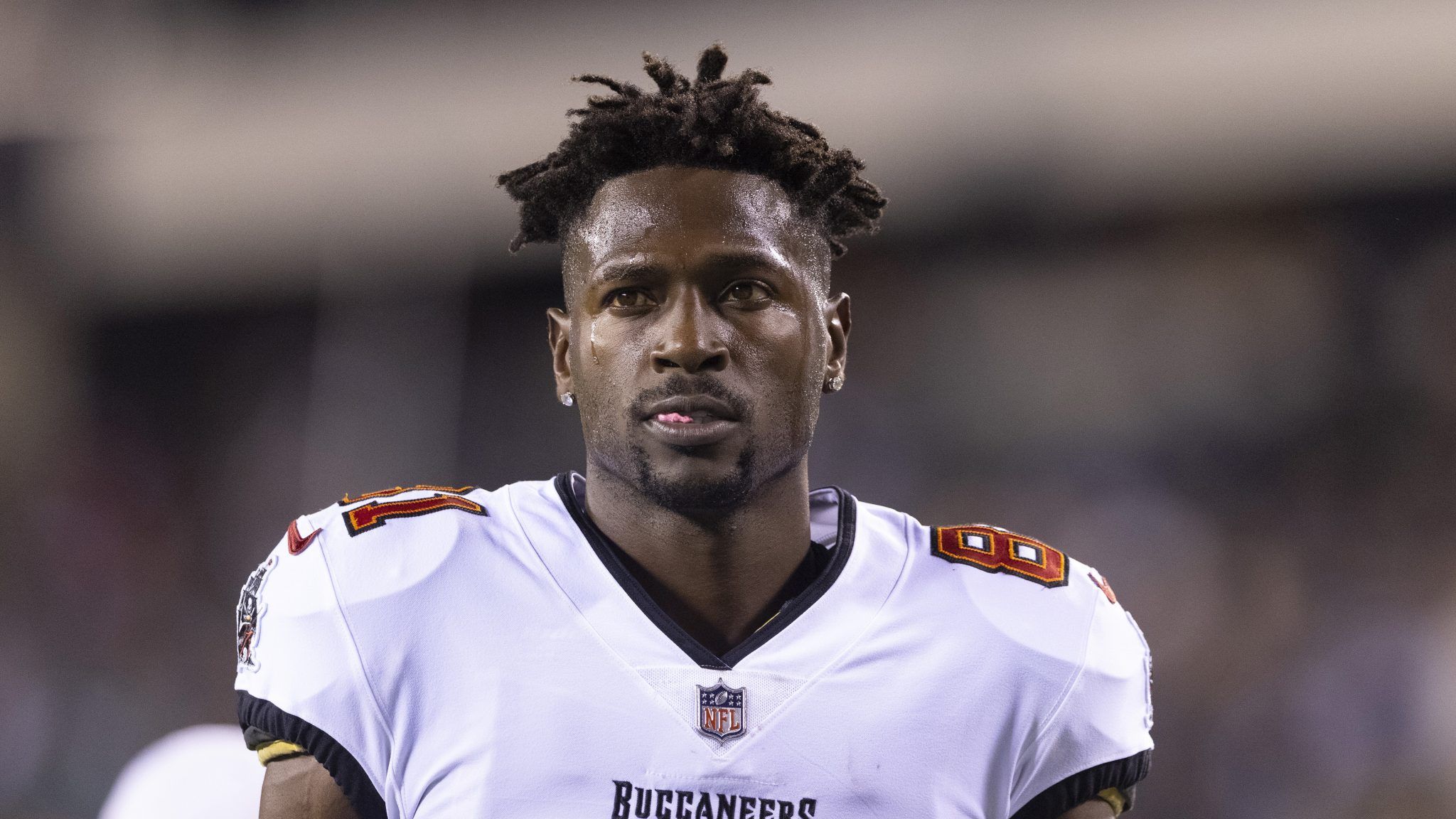 Bucs WR Antonio Brown walks away from team midgame