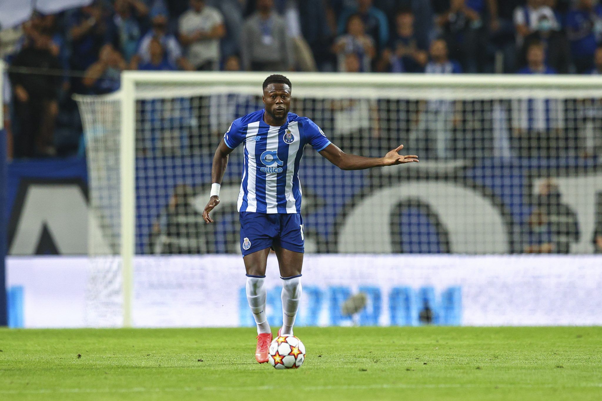 Mbemba goal extends FC Porto's Primeira Liga lead