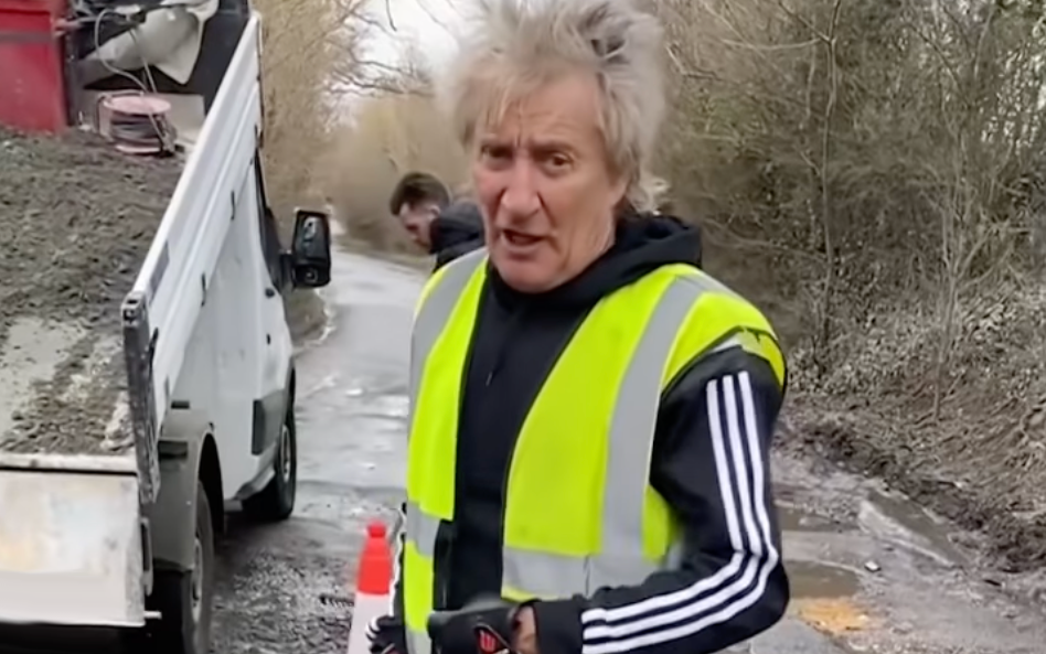 Rod Stewart Spotted Filling Potholes In His Local Town As No One Else ...