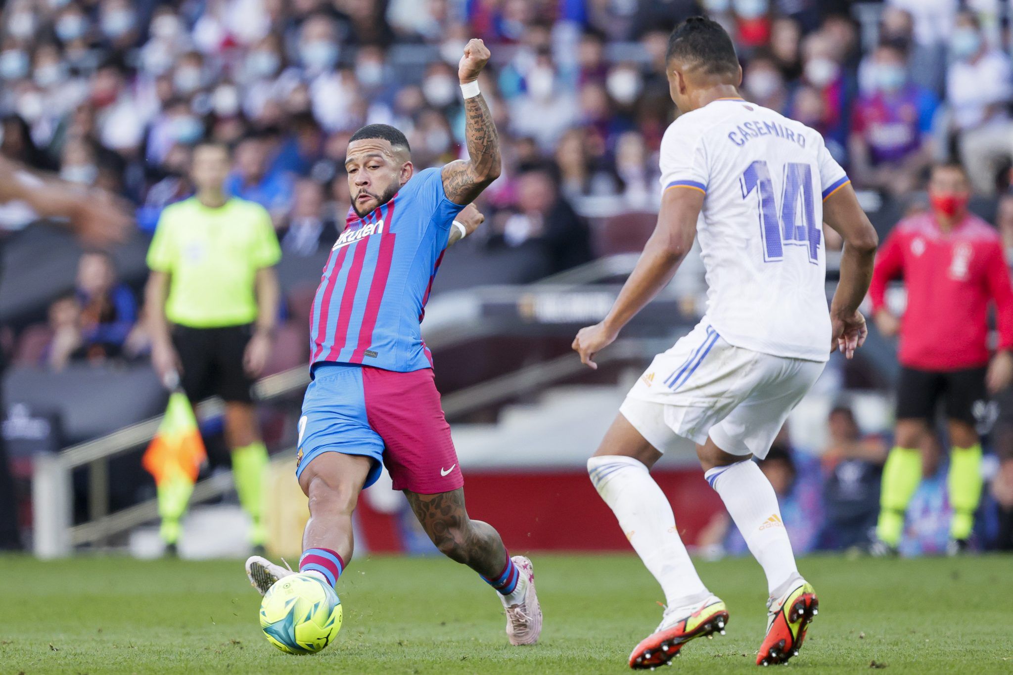 Why are Real Madrid wearing black and Barcelona wearing yellow kits for El  Clasico?