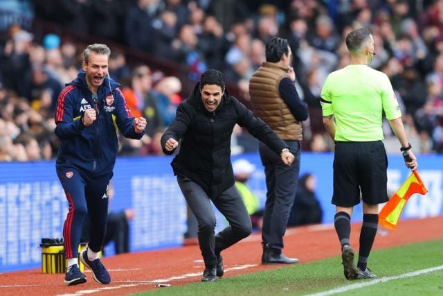 Mikel Arteta Absolutely Ruins Referee With Sarcastic Sideline Gesture