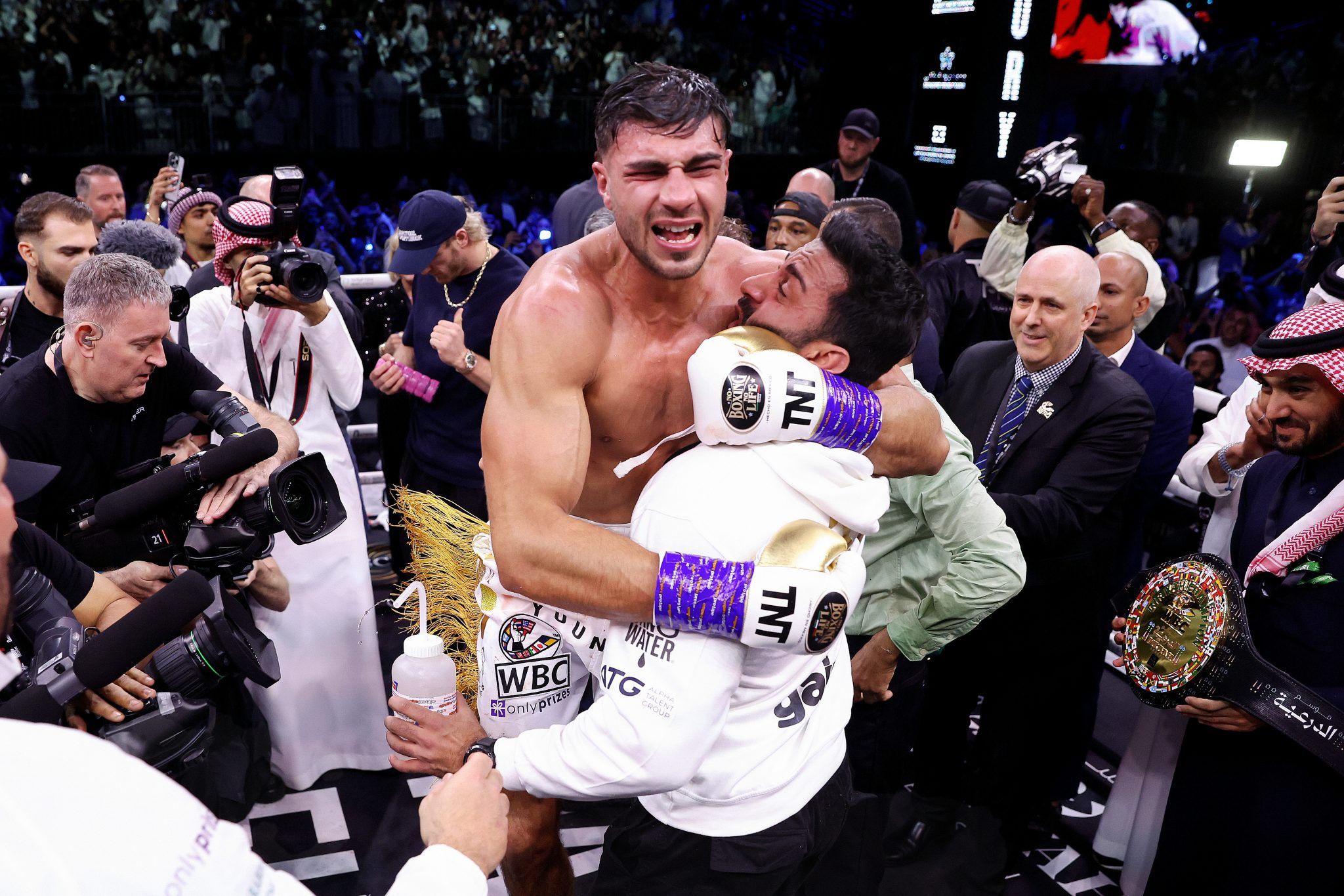 Tommy Fury and Molly-Mae Hague arrive home after Tyson Fury's win